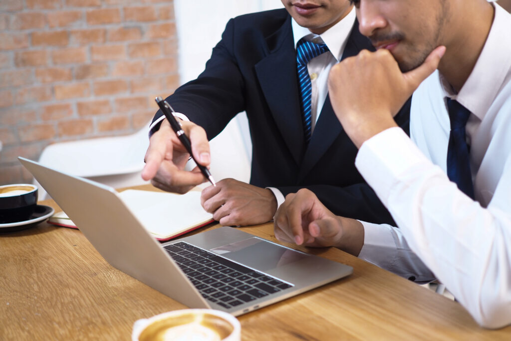 asian consultants analyze and discuss current economic situation